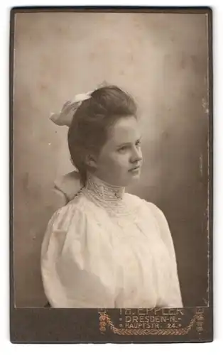 Fotografie Th. Eppler, Dresden, Hauptstrasse 24, Mädchen in hochgeschlossenem, weissen Kleid mit Haarschleife