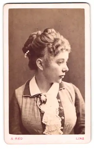 Fotografie A. Red, Linz, junge Frau mit hochgestecktem Haar