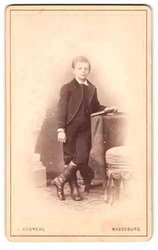 Fotografie J. Kosmehl, Magdeburg, Stephansbrücke 36, Knabe in Anzug an einem Tisch