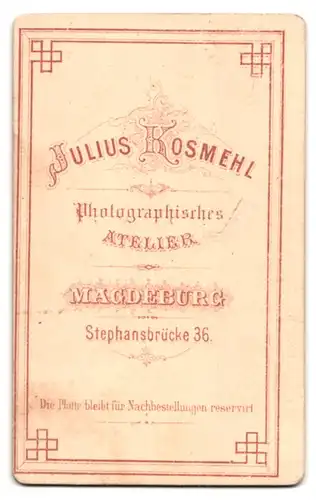 Fotografie J. Kosmehl, Magdeburg, Stephansbrücke 36, Knabe in Anzug an einem Tisch