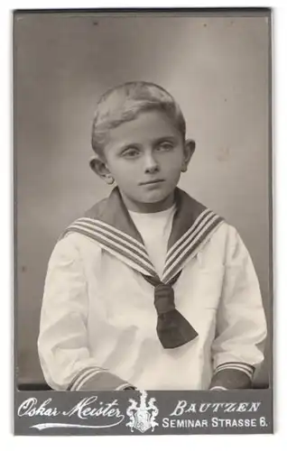 Fotografie Oskar Meister, Bautzen, Seminar Strasse 6, Portrait blonder Knabe im Matrosenanzug mit Matrosenknoten