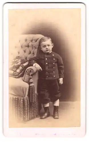 Fotografie Alphons Jäger, Leisnig, Bahnhofstrasse, Portrait kleiner Knabe im Anzug am Sessel lehnend