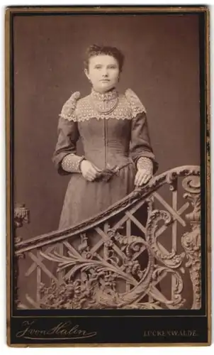 Fotografie J. von Halen, Luckenwalde, Breite Strasse 21, Portrait junge Dame im stilvollen Kleid mit Spitze