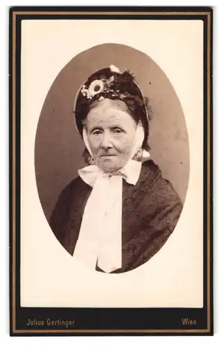 Fotografie Julius Gertinger, Wien, Portrait alte Frau mit Blumenhut und Schleife