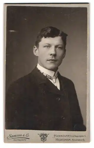 Fotografie Samson & Co., Hannover, Ernst Augustplatz 5, Portrait junger Mann im Anzug mit karierter Krawatte