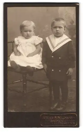 Fotografie Atelier H. Hollmann, Bremen, Portrait zwei blonde Kinder im Matrosenanzug und weissem Kleid