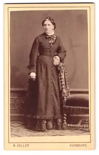 Fotografie M. Keller, Augsburg, Zeuggasse 226b, Portrait Dame im Biedermeierkleid mit Schleife