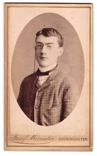 Fotografie Josef Merzeder, Kremsmünster, Portrait junger Mann im karierten Anzug mit Zwicker Brille