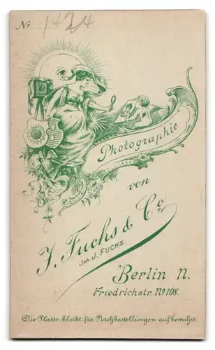 Fotografie J. Fuchs & Co., Berlin, Friedrichstrasse 108, Portrait Dame im Kleid mit Brosche