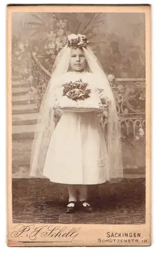 Fotografie P. J. Schell, Säckingen, Schützenstr. 10, Portrait Mädchen im weissen Kleid mit Schleier und Kranz auf Kissen