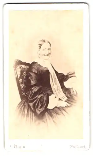 Fotografie C. Pfann, Stuttgart, Königstrasse 27, Portrait ältere Dame im seidenen Kleid mit Haube