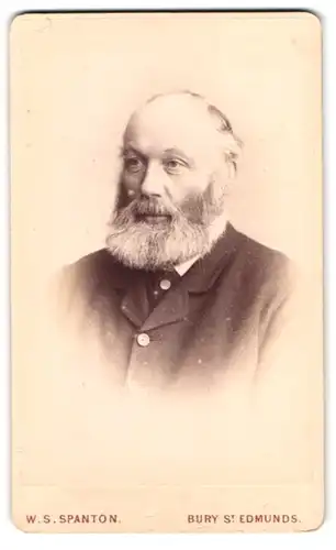 Fotografie W. S. Spanton, Bury St. Edmunds, Abbey Gate Street 16, Portrait Herr mit grauem Vollbart im Anzug