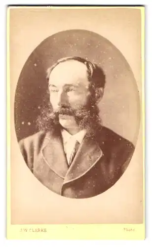 Fotografie J. W. Clarke, Bury St. Edmunds, Angel Hill 7, Portrait Herr im Anzug mit Franz Josef Bart und Halbglatze