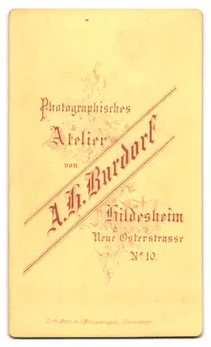 Fotografie A. H. Burdorf, Hildesheim, Neue Osterstrasse 10, Portrait Jung eund Mädchen im Anzug und Kleid mit Sommerhut