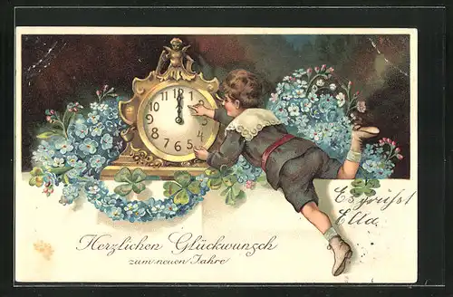 Präge-AK Junge an einer Uhr mit Blumen, Neujahrsgruss