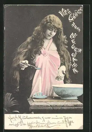 AK Frau mit langen Haaren beim Bleigiessen, Neujahrsgruss