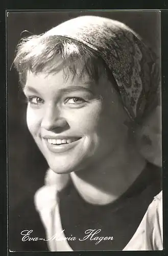AK Schauspielerin Eva-Maria Hagen mit Kopftuch und freundlichem Lächeln