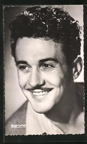 AK Schauspieler Frank Villars mit freundlichem Lächeln