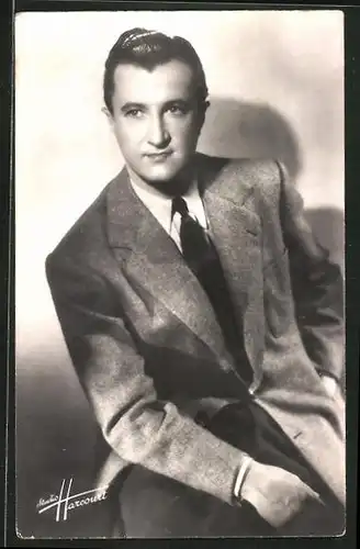 AK Schauspieler André Dassary in Anzug und Krawatte