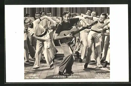 AK Schauspieler Johannes Heesters spielt Gitarre in einer Filmszene