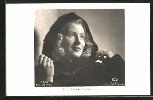 AK Schauspielerin Eva Immermann im Pelzmantel