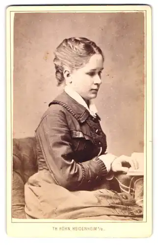 Fotografie Th. Höhn, Heidenheim A. B., hübsche junge Dame liest ein Buch