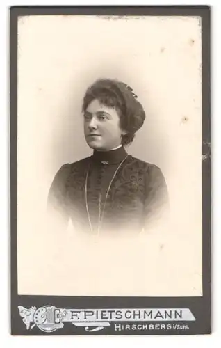 Fotografie F. Pietschmann, Hirschberg / Schlesien, Wilhelmstr. 57, Portrait junge brünette Dame