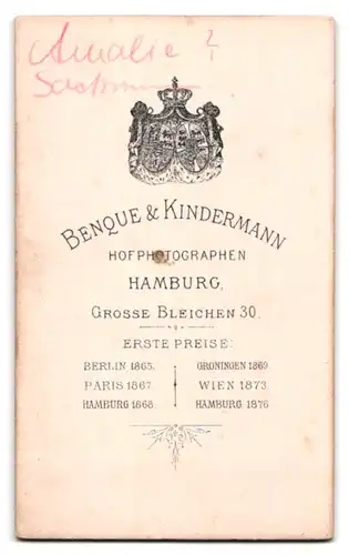 Fotografie Benque & Kindermann, Hamburg, Grosse Bleichen 30, Mädchenmit Buch im karierten Kleid