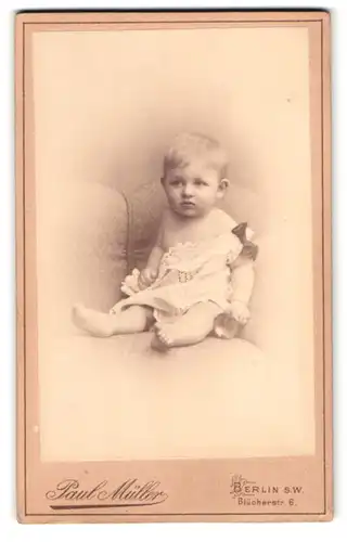 Fotografie Paul Müller, Berlin, Blücherstr. 6, Baby auf Sofa sitzend