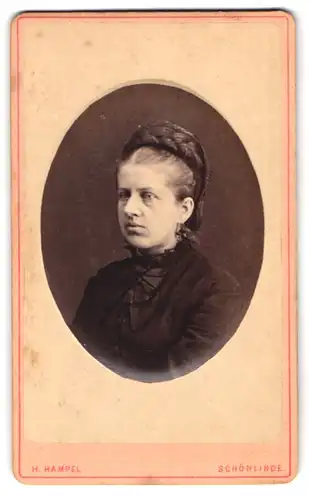 Fotografie H. Hampel, Schönlinde, Portrait Dame mit Haarnetz im schwarzen Kleid