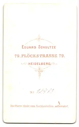 Fotografie Eduard Schultze, Heidelberg, 79 Plöckstrasse, betagte Dame im edlen Biedermeierkleid