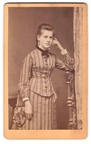 Fotografie Oswald Steinbach, Hamburg-St. Pauli, Spielbudenplatz 24, hübsche junge Dame im gestreiften Kleid