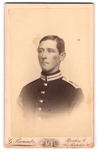 Fotografie G. Bierentz, Berlin, Neue Friedrichstrasse 70, Portrait Garde-Soldat in Uniform