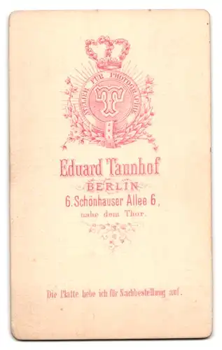 Fotografie Eduard Tannhof, Berlin, Schönhauser Allee 6, Portrait Edelmann mit Schnauzbart trägt Anzug & Fliege