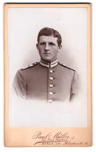 Fotografie Paul Müller, Berlin, Blücherstr. 6, Portrait Garde-Soldat in Uniform