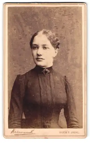 Fotografie Atelier Krziwaqnek, Wien, Hofstallstr. 5, Portrait hübsche junge Dame mit Kragenbrosche