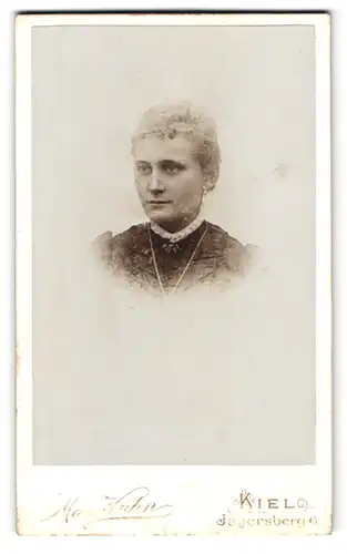 Fotografie Max Kühn, Kiel, Jägersberg 6, Portrait Dame mit Halskette & Brosche