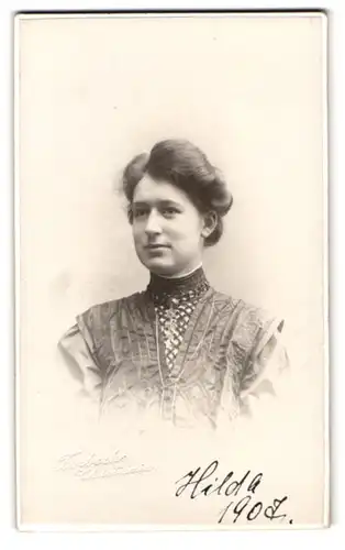 Fotografie Atelier Forbech, Christiania, Carl Johans Gade 35, Portrait Hilda im Sonntagskleid