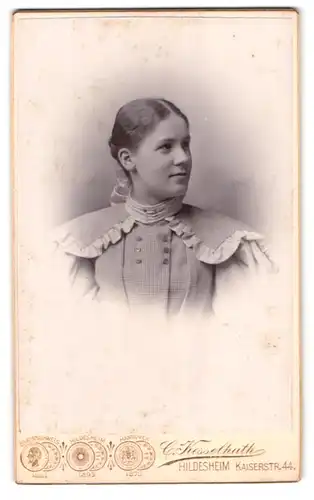 Fotografie C. Kesselhuth, Hildesheim, Kaiserstr. 44, Portrait hübsches Mädchen festlich gekleidet