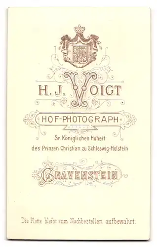 Fotografie H.J. Voigt, Gravenstein, junge vollschlanke Dame trägt karierte Bluse