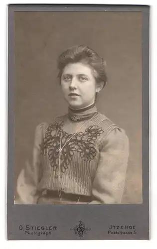 Fotografie O. Stiegler, Itzehoe, Poststr. 5, Portrait junge Dame trägt Bluse mit Verzierungen