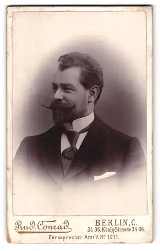 Fotografie Rud. Conrad, Berlin, Königstr. 34-36, Portrait Herr mit gepflegtem Vollbart im Anzug