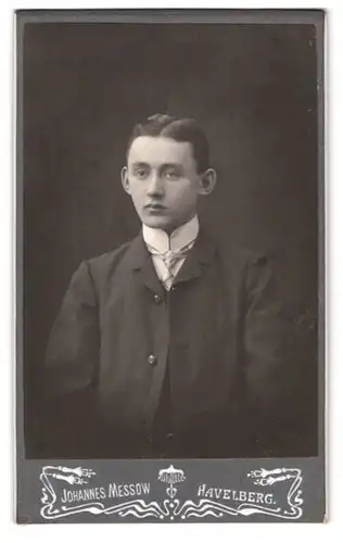 Fotografie Johannes Messow, Havelberg, Bursche trägt Anzug und Krawatte