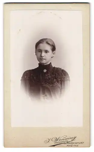 Fotografie J. Wenning, Burgsteinfurt, Wilhelmplatz 5, Portrait Mädchen im schwarzen Kleid mit Kragenbrosche