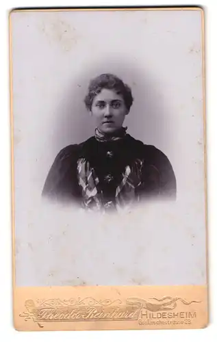 Fotografie Theodor Reinhard, Hildesheim, Goslarschestr. 23, Portrait Clara Albrecht im Sonntagskleid