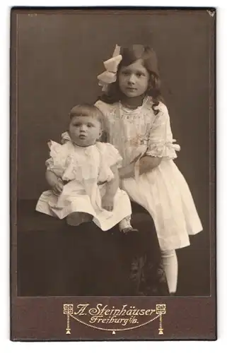 Fotografie A. Steinhäuser, Freiburg i. B., Karthäuserstr. 4, Mädchen & Baby tragen weisse Kleider