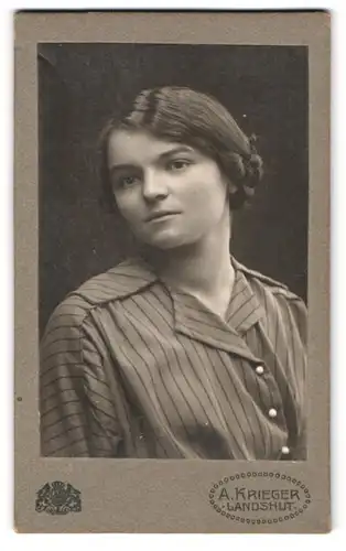 Fotografie A. Krieger, Landshut, Altstadt 82, Portrait Brünette Dame trägt gestreifte Bluse