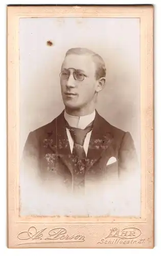 Fotografie A. Person, Lahr, Schillerstr. 21, Portrait junger Mann mit Zwicker im Anzug