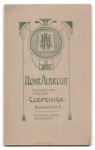 Fotografie Heinrich Albrecht, Berlin-Köpenick, Bahnhofstr. 9, Brünette Dame vor Studiokulisse