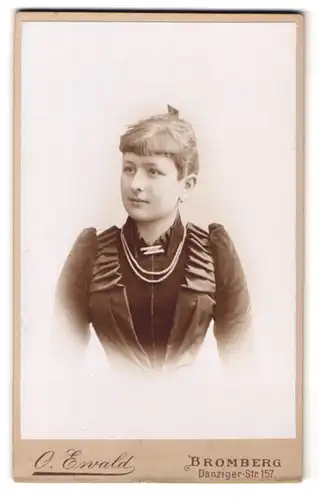 Fotografie O. Ewald, Bromberg, Danziger Strasse 157, Portrait junge Dame mit Halskette & Kragenbrosche